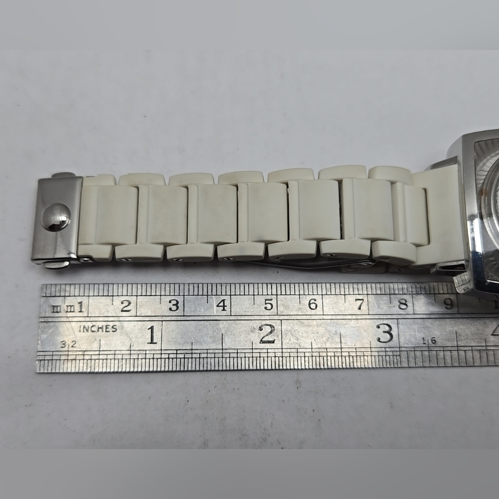 Womens BCBGMAXAZRIA BG8229 Elite Sport Watch White Rubberized Band New Battery - Picture 9 of 15